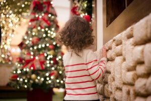 Psychologist Shares 8 Rules to Guarantee Your Child Stays Asleep on Christmas Eve