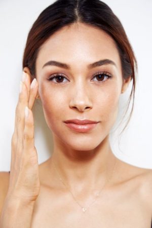 Top Tips On How To Combat Oily Skin – We Speak With Consultant Dermatologist Dr Sharon Wong