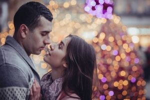 Relationship Expert Reveals 10 Tips for Relationship Survival at Christmas