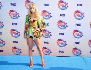 Tiny Shorts and Purses! The Best Looks of the 2019 Teen Choice Awards